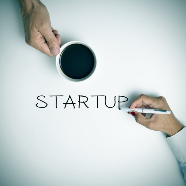 写“创业”这个词的年轻女子图片下载