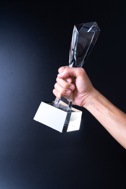 水晶奖在手孤立在黑色背景图片下载