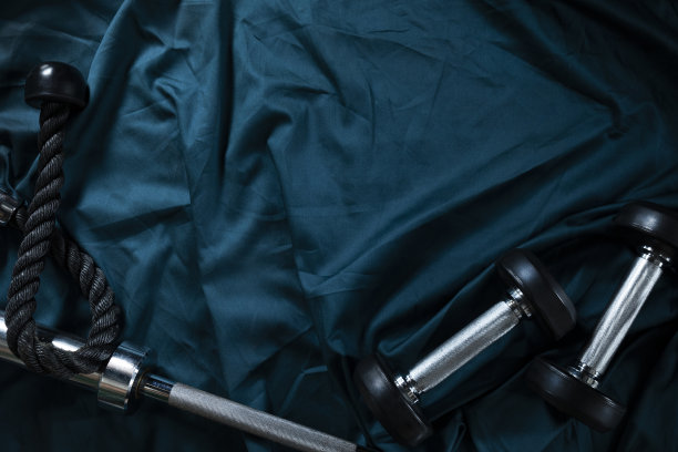 健身房里深蓝色背景的健身设备图片下载