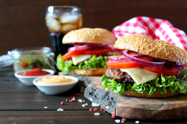 街头食品。自制汉堡配可乐饮料。图片下载