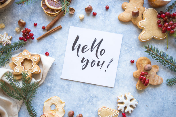 新年和圣诞节背景与字你好冬天。黑色背景上的圣诞糖果糖果姜饼。图片下载