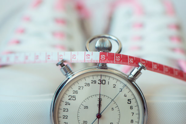 关闭跑步鞋和秒表。训练、慢跑和运动概念。图片下载