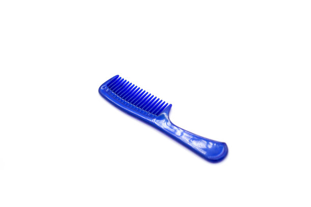 白色背景上的蓝色塑料发刷图片下载