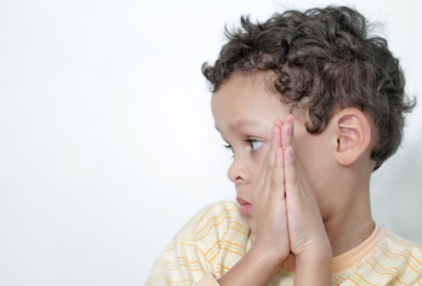 小男孩祈祷股票照片图片下载