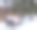 冬天城市公园里铺满雪的红色长凳。图片下载