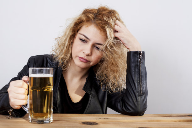 喝酒的女人图片下载