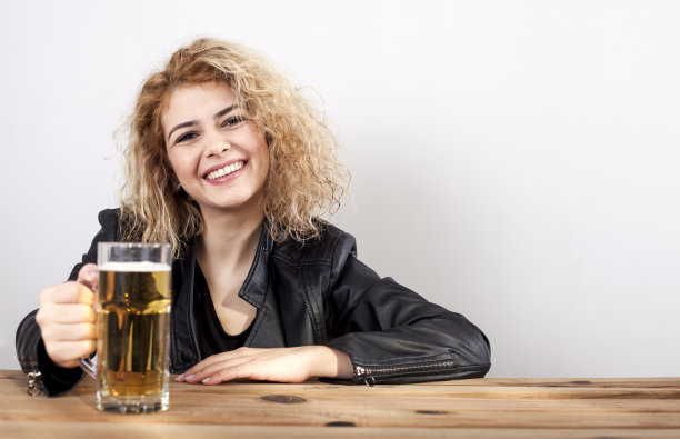 喝酒的女人图片下载