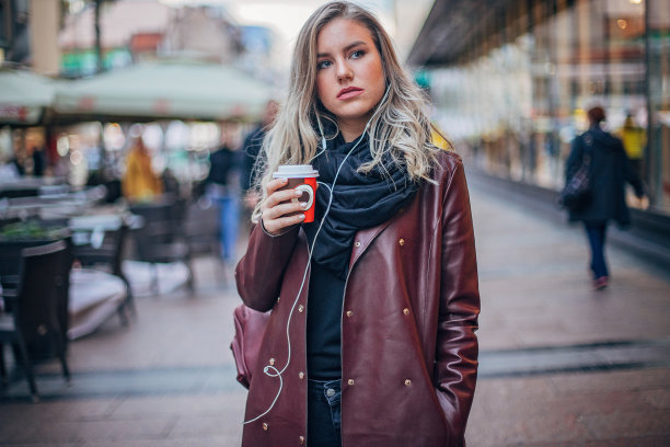 那位年轻女子正在城里散步图片下载