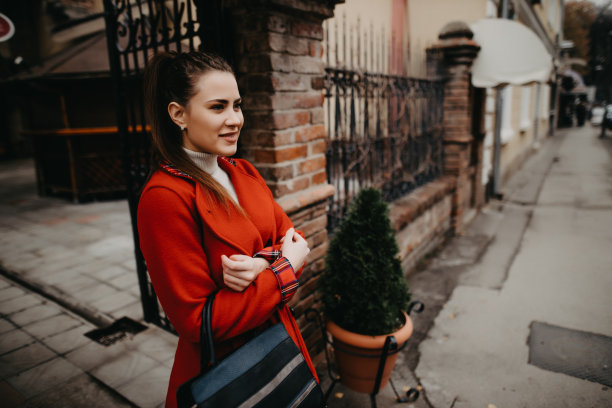 美丽的女人在冬天使用手机图片下载