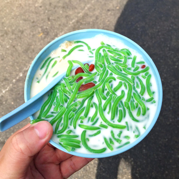 捧着一碗香椿图片下载