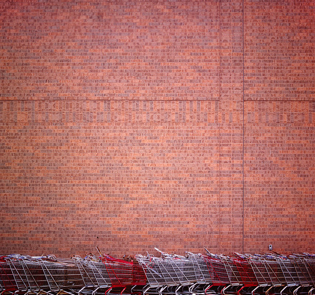 购物车在砖墙前面图片下载