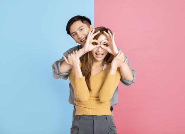 快乐的年轻夫妇的肖像玩耍和跳舞图片下载