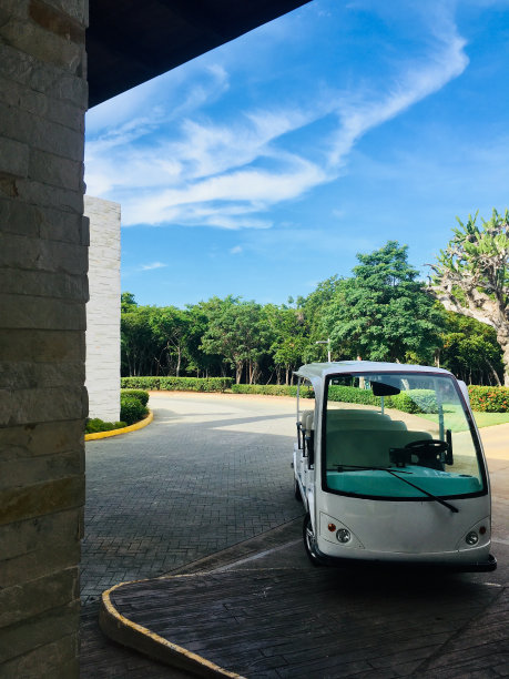 停在度假村的电动汽车图片下载