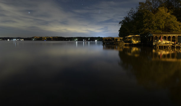 晚上提利湖的海岸线，繁星点点图片下载
