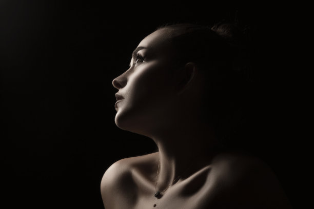 女人肖像，侧视图，黑色背景。图片下载