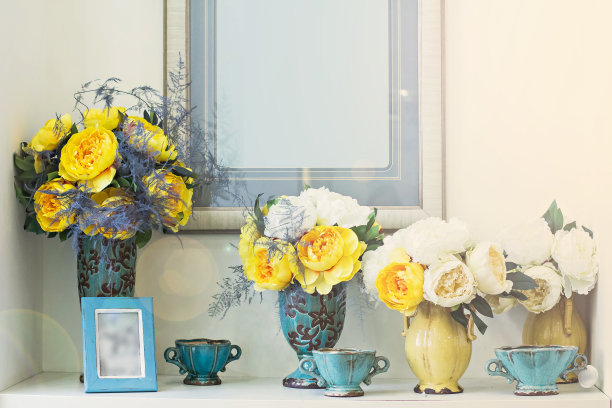 花瓶里插着黄白相间的牡丹。美丽的花束图片下载