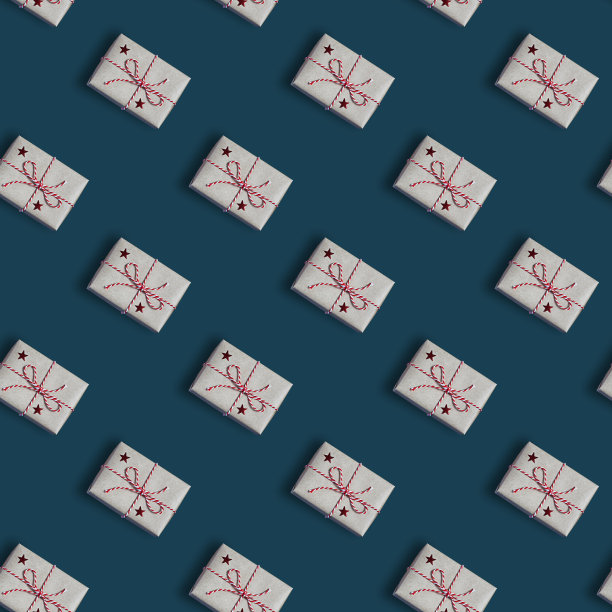 无缝图案与礼盒在经典的蓝色背景。平的。图片下载