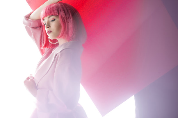 美丽的女人站在白色和粉红色的地方图片下载