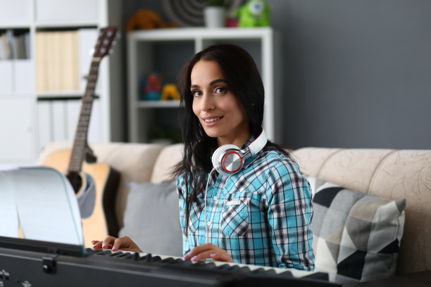 戴着专业耳机的可爱女孩图片下载