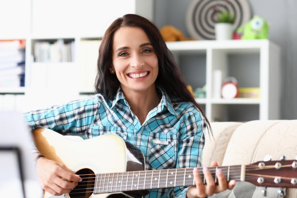 可爱的女士弹奏古典吉他图片下载