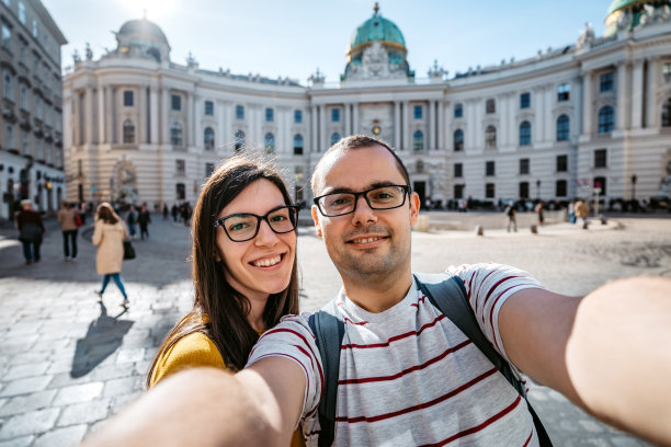 一对情侣在霍夫堡皇宫外自拍图片下载