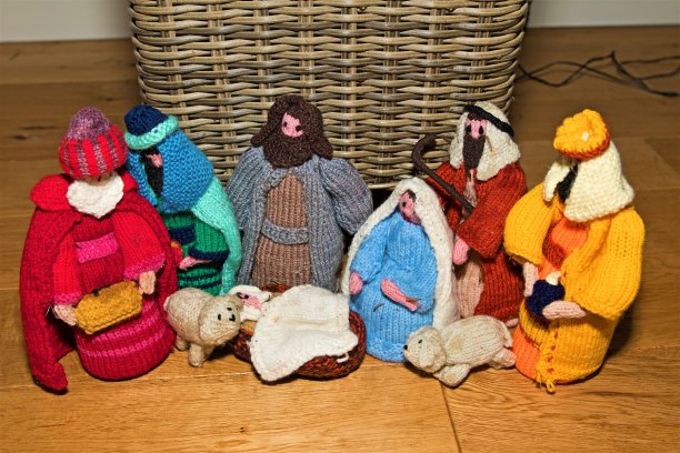 编织的耶稣诞生场景，在圣诞树下，在降临节。图片下载