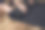 特写的年轻女子滚动她的健身垫图片下载
