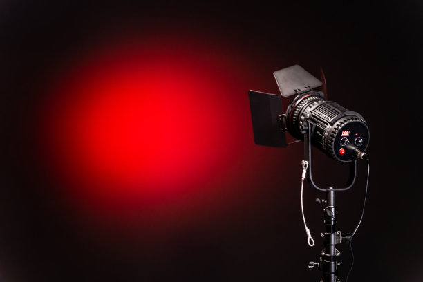 照明设备，聚光灯在黑色和红色的背景图片下载