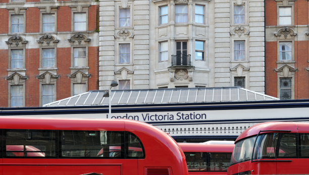 伦敦维多利亚站的红色双层巴士图片下载