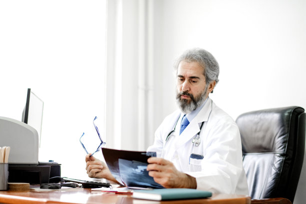 高级男医生在看x光片图片下载