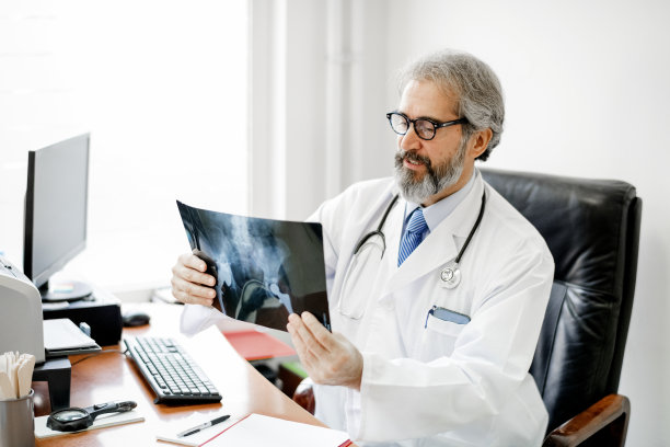 高级男医生在看x光片图片下载