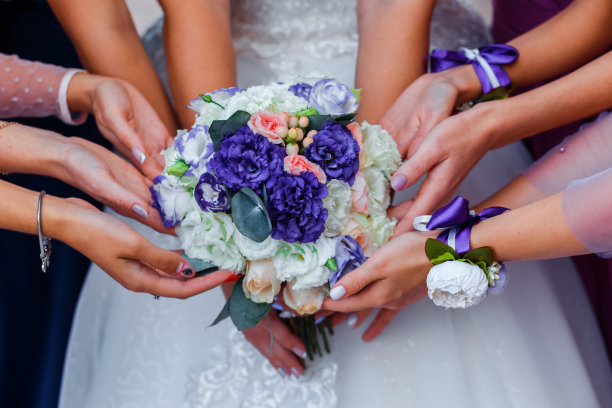 婚礼花束和伴娘的手。图片下载