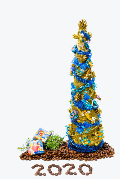 白色背景上的玩具圣诞树和咖啡豆图片下载