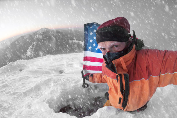 举着美国国旗的登山运动员图片下载