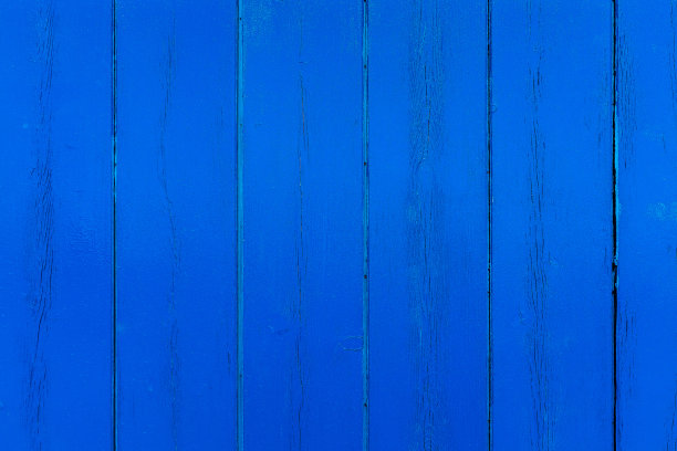 房子墙壁上刷成新蓝色的木板。图片下载