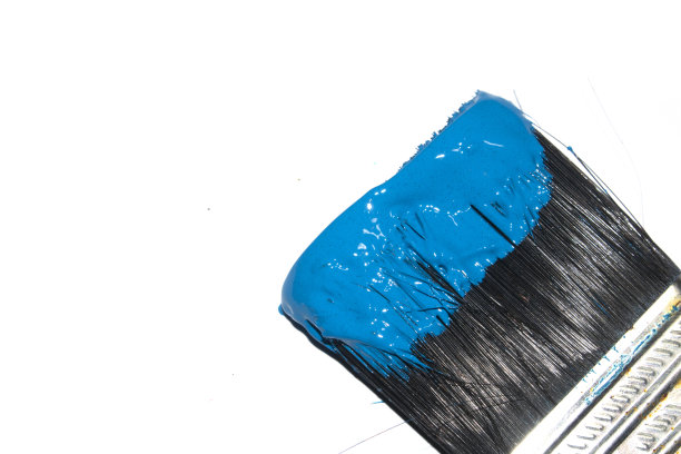 蓝色丙烯酸漆笔触与油漆刷在白色的背景图片下载