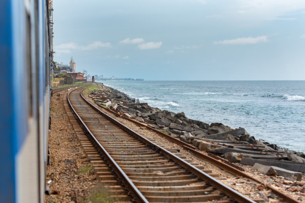 图片来自斯里兰卡从科伦坡到马塔拉的第二类火车车厢内部。科伦坡,斯里兰卡图片下载