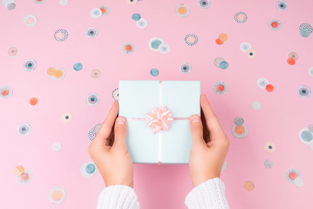 手握礼品盒。图片下载