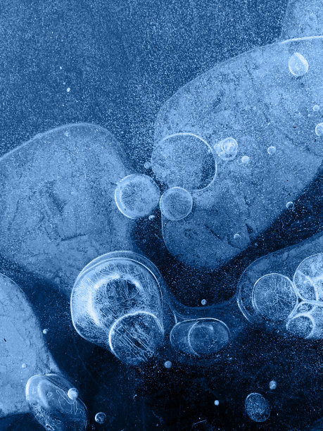 冰冻的蓝色湖泊的纹理。自然流畅的艺术。独特的抽象背景在天蓝色阴影。时尚的微距照片的水纹理在冬天。图片下载