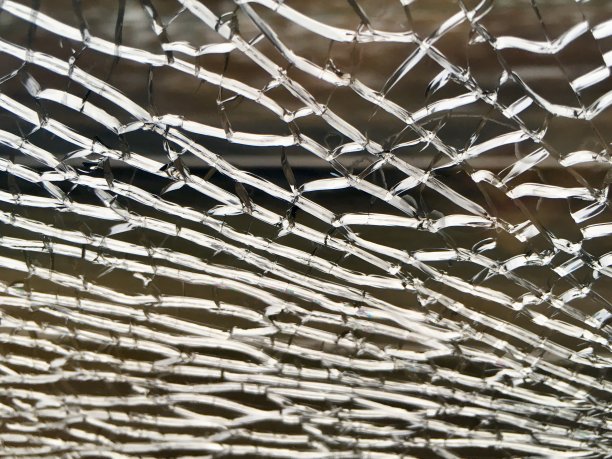 孤立的裂纹玻璃背景图片下载