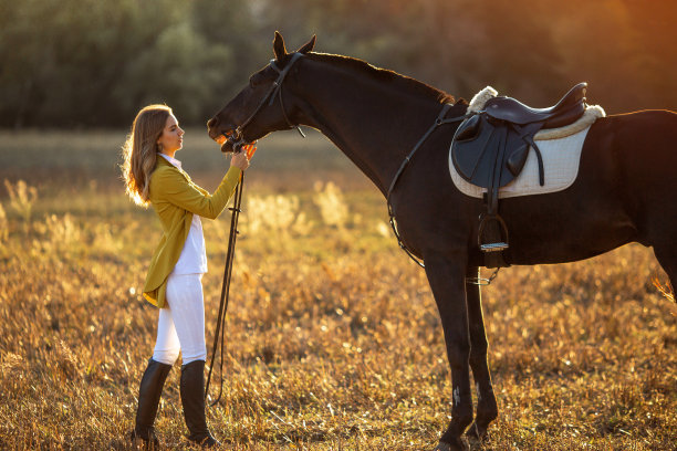 可爱的小女孩拥抱她的马。图片下载