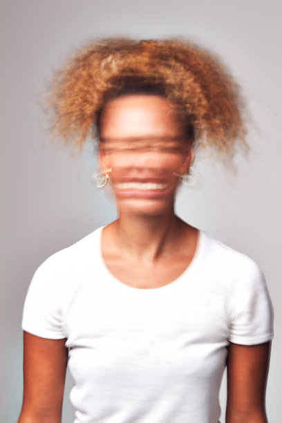 脸部扭曲的妇女的概念照片，说明了心理健康问题图片下载