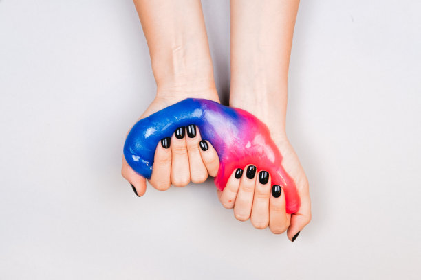 有黑色指甲的手拿着粘液图片下载