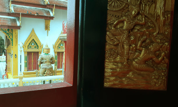 教堂窗户上的艺术品图片下载