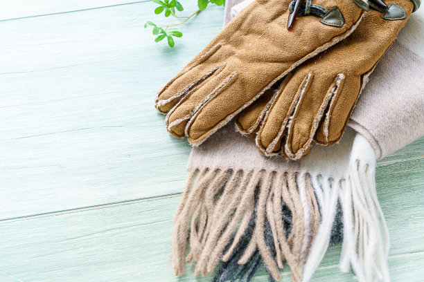 木制背景上的羊毛围巾和手套图片下载