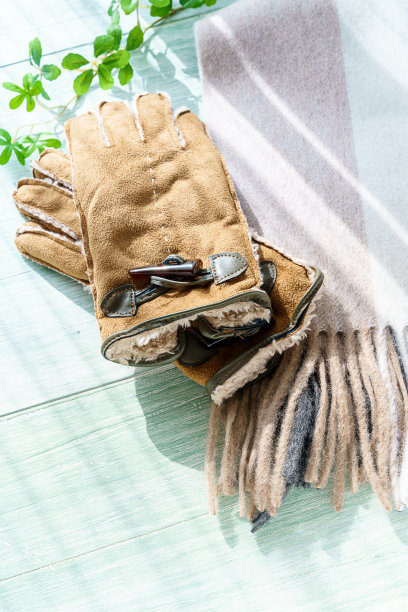 木制背景上的羊毛围巾和手套图片下载