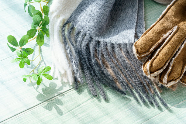 木制背景上的羊毛围巾和手套图片下载