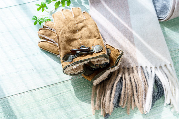 木制背景上的羊毛围巾和手套图片下载