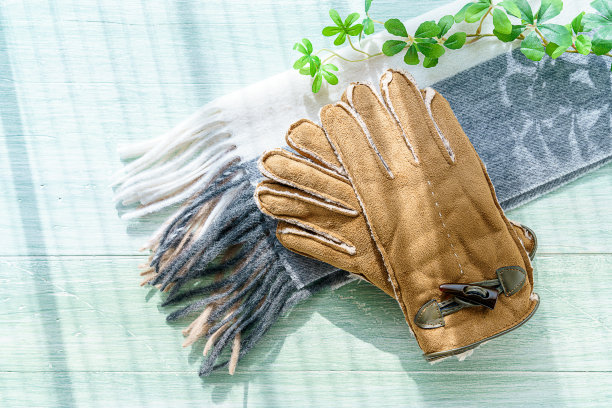 木制背景上的羊毛围巾和手套图片下载