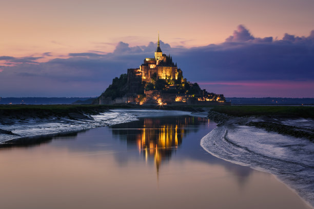 圣米歇尔山和日落时的海湾图片下载